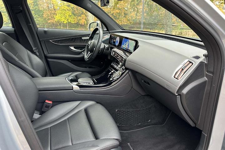Sølv Mercedes EQC400 fra 2021