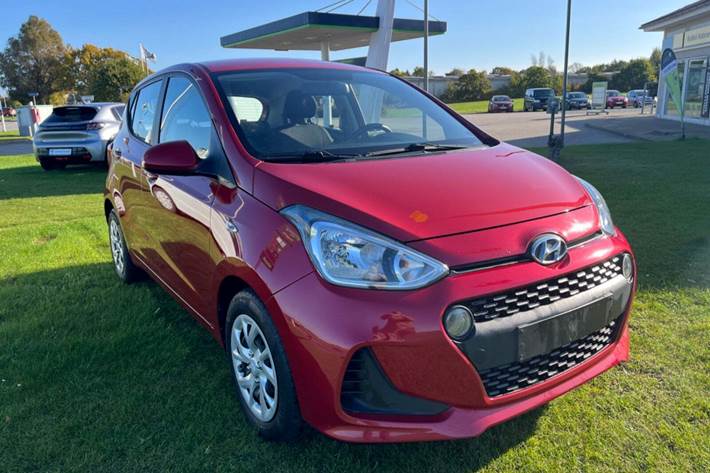 Rød Hyundai i10 fra 2018 set udefra