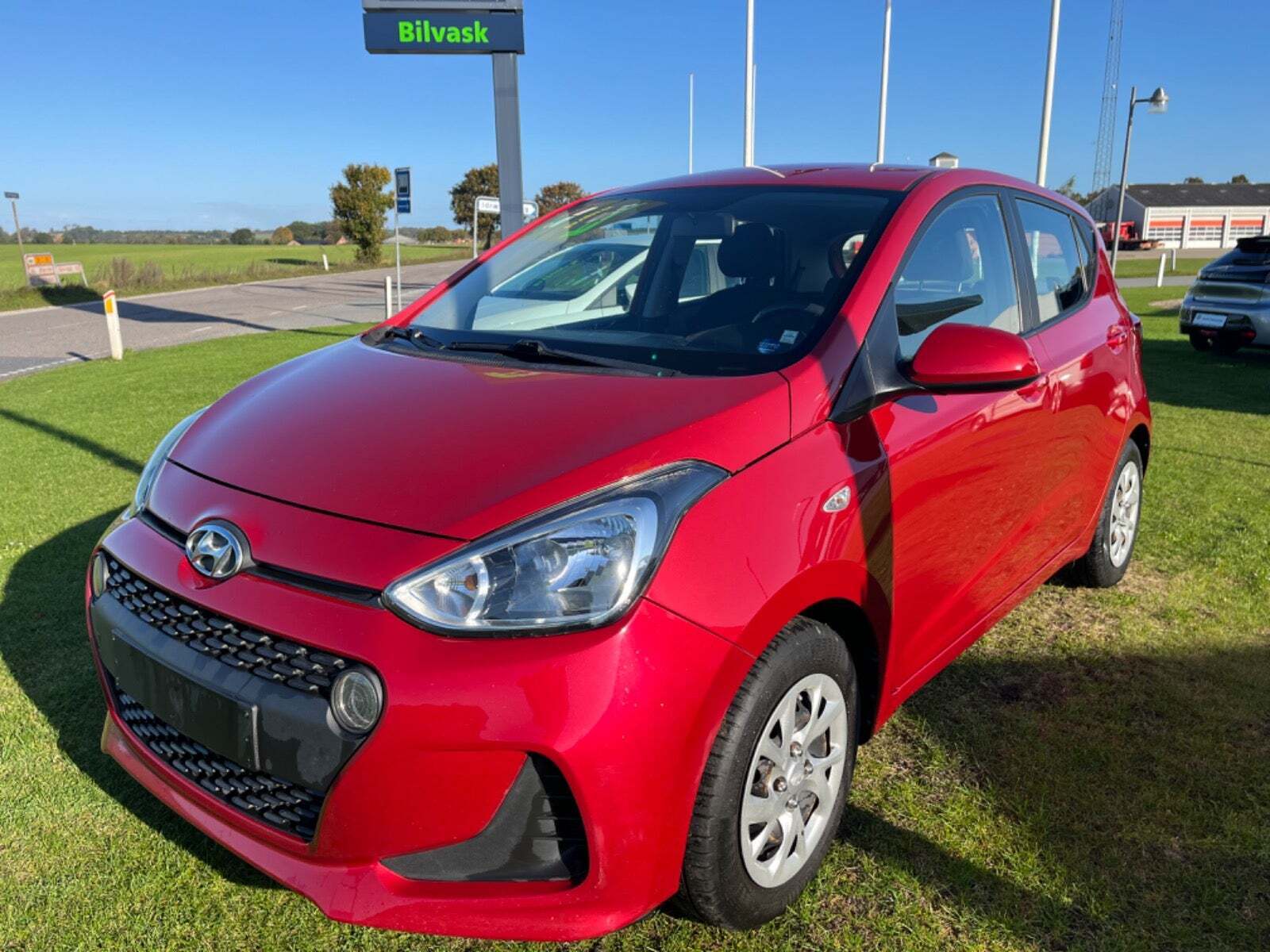 Rød Hyundai i10 fra 2018