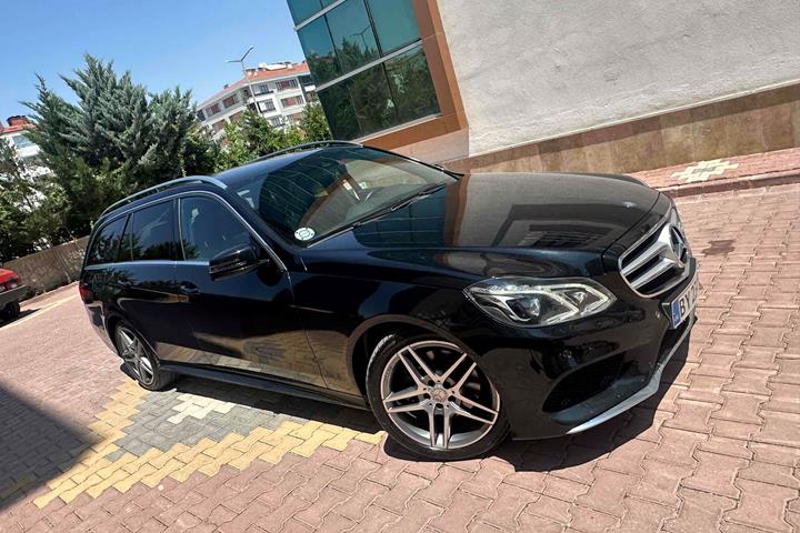 Sort Mercedes E350 fra 2014