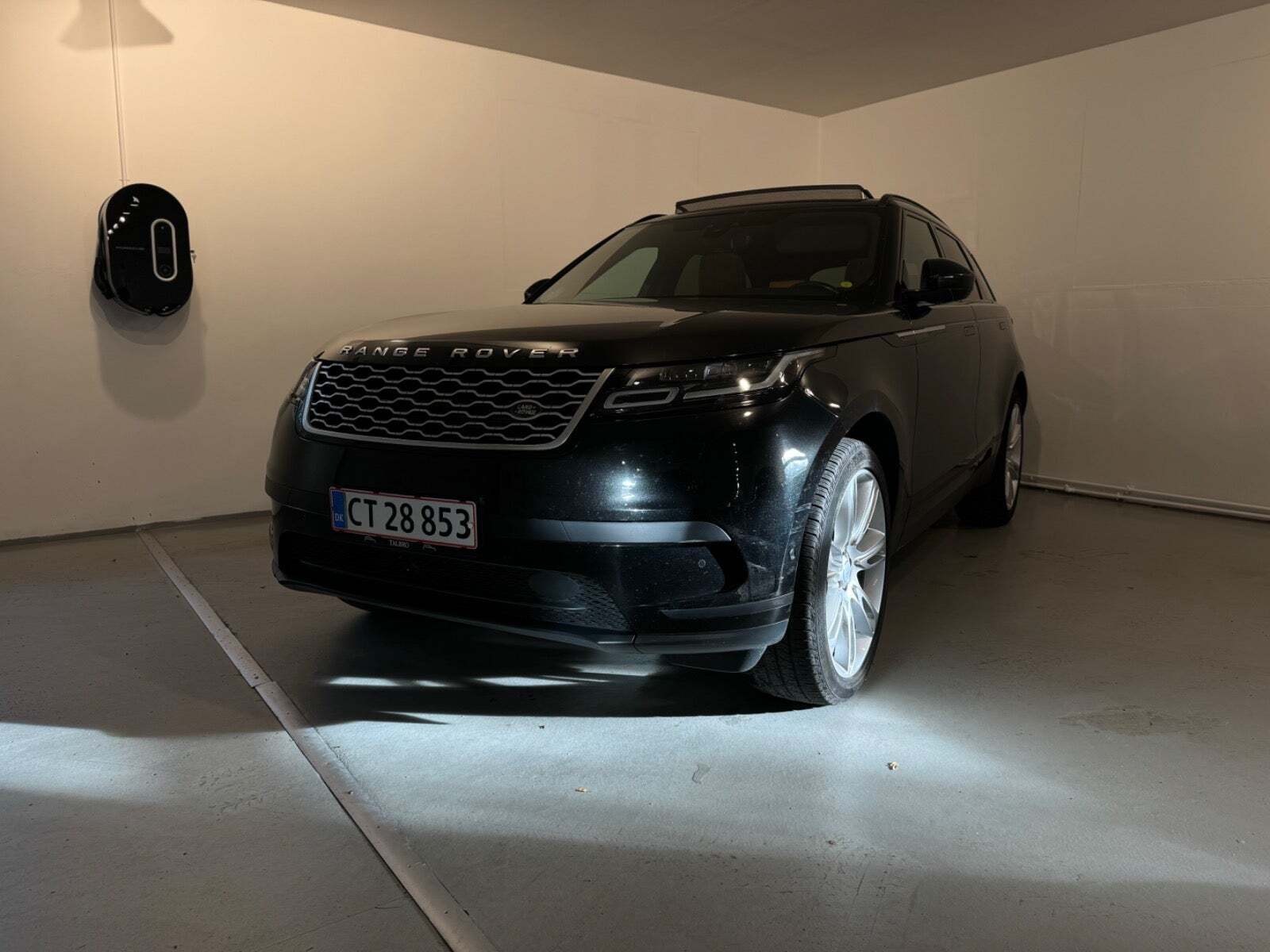 Sort Land Rover Range Rover Velar fra 2018 set udefra