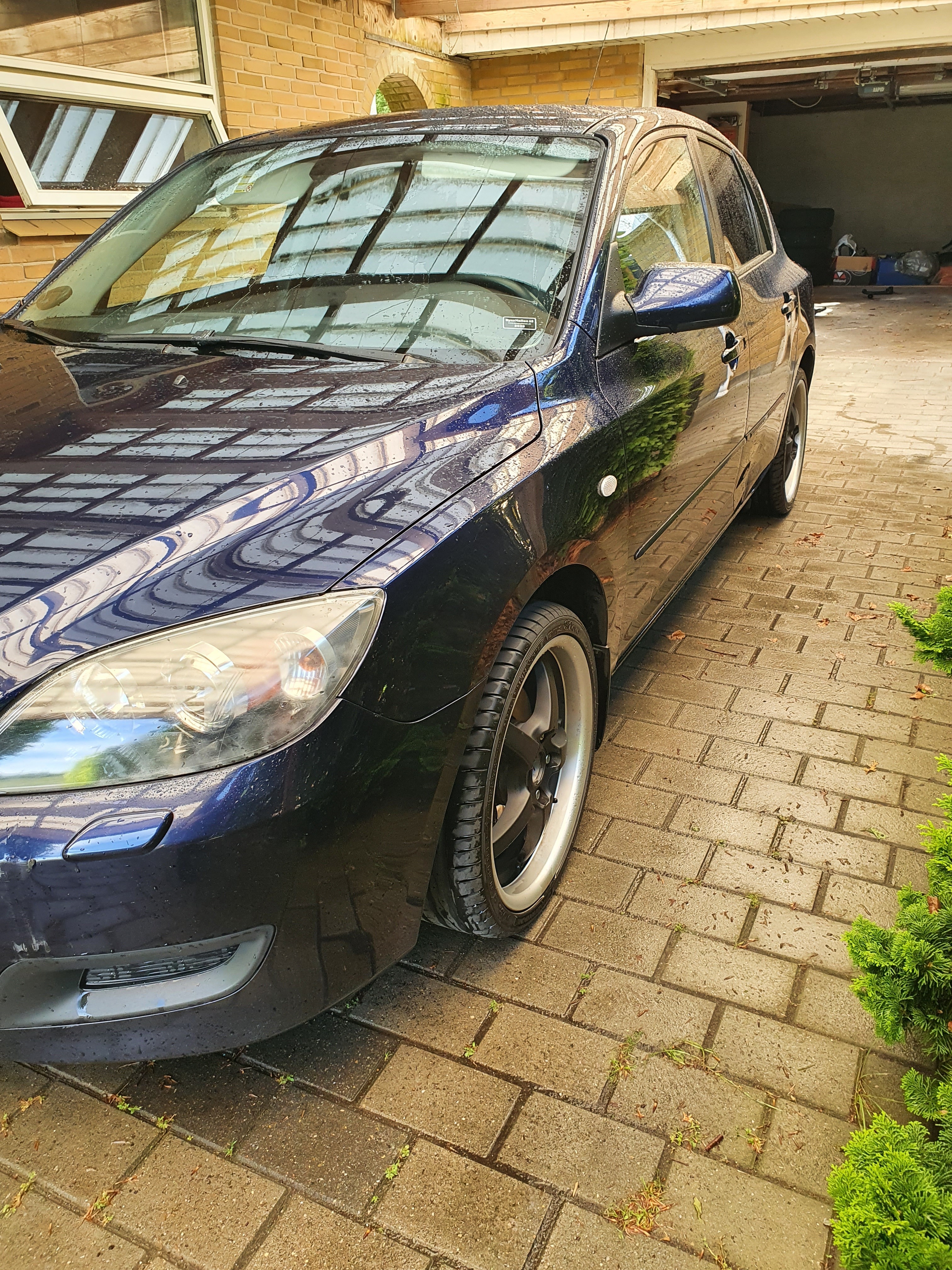 Blå Mazda 3 fra 2008