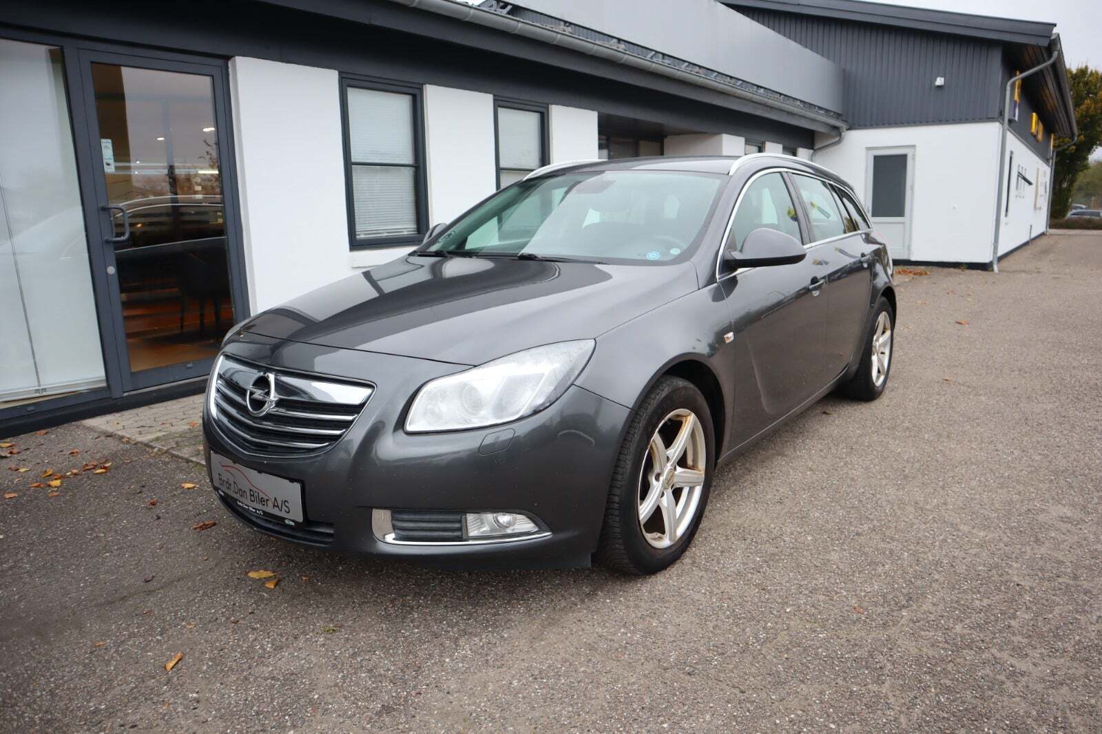 Grå Opel Insignia fra 2012 set udefra