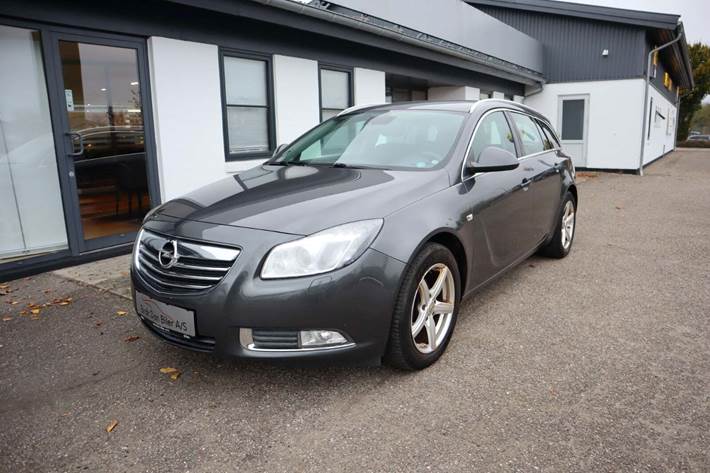 Grå Opel Insignia fra 2012 set udefra