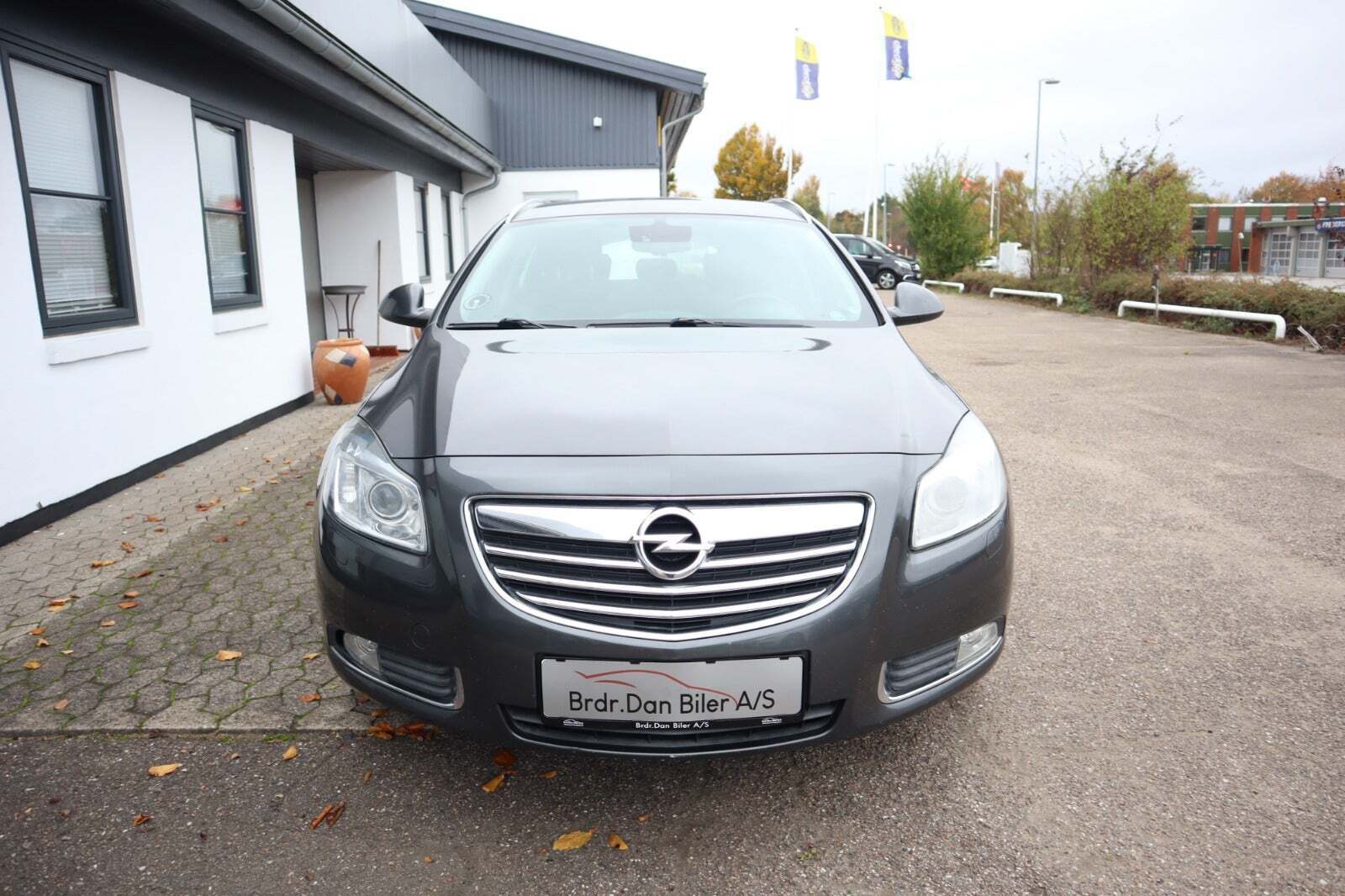 Grå Opel Insignia fra 2012