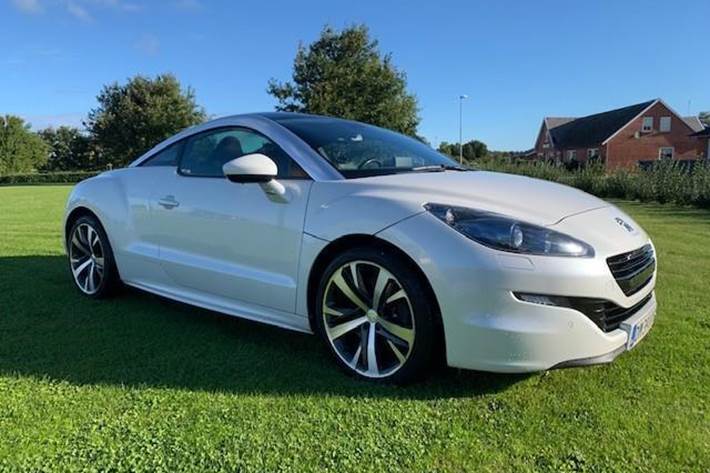 Hvid Peugeot RCZ fra 2013 set udefra