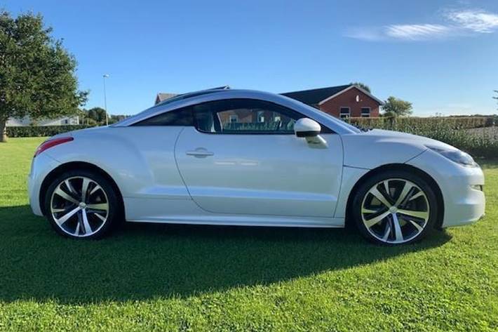 Hvid Peugeot RCZ fra 2013 set udefra