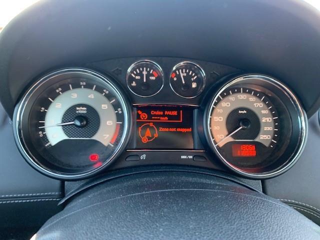 Hvid Peugeot RCZ fra 2013 set indefra