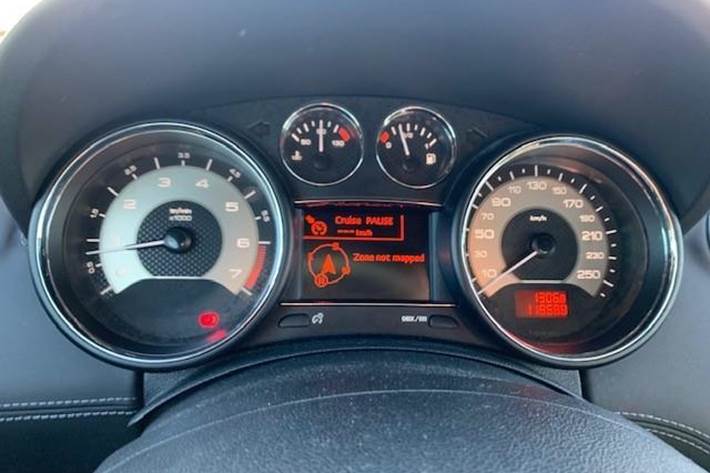 Hvid Peugeot RCZ fra 2013 set indefra