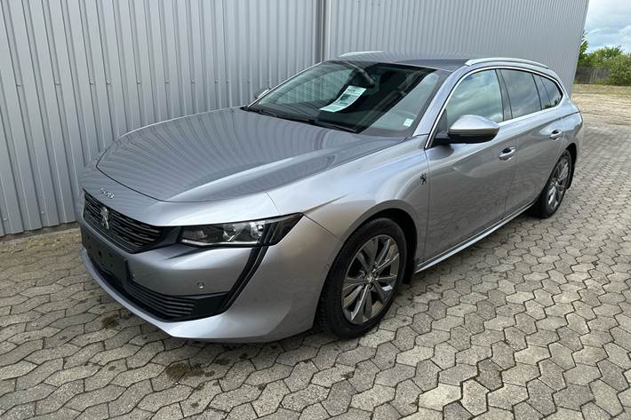 Grå Peugeot 508 fra 2020 set udefra