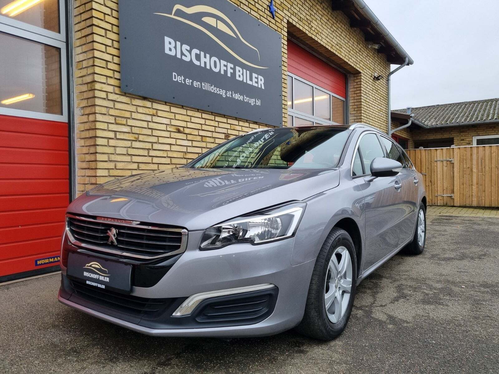 Sølv Peugeot 508 fra 2015 set udefra
