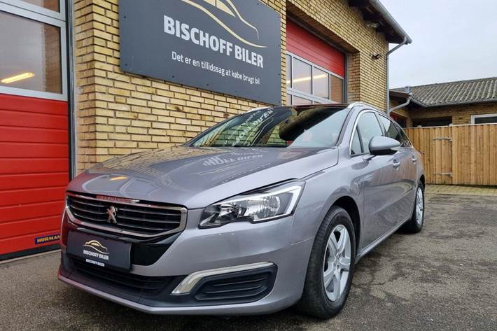 Sølv Peugeot 508 fra 2015 set udefra