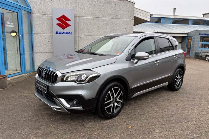 Grå Suzuki S-Cross fra 2017 set udefra