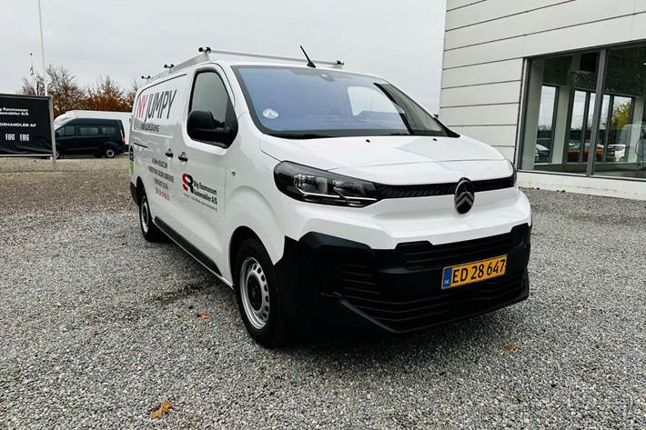 Hvid Citroën Jumpy fra 2024 set udefra