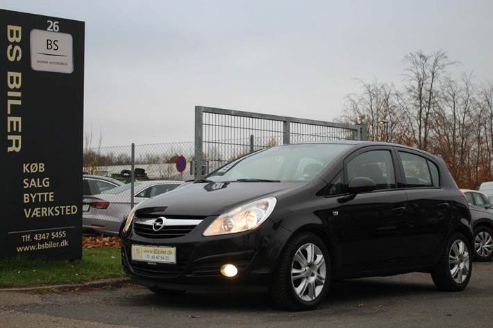 Sort Opel Corsa fra 2009 set udefra