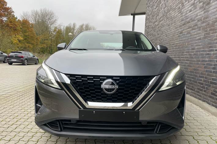 Grå Nissan Qashqai fra 2024