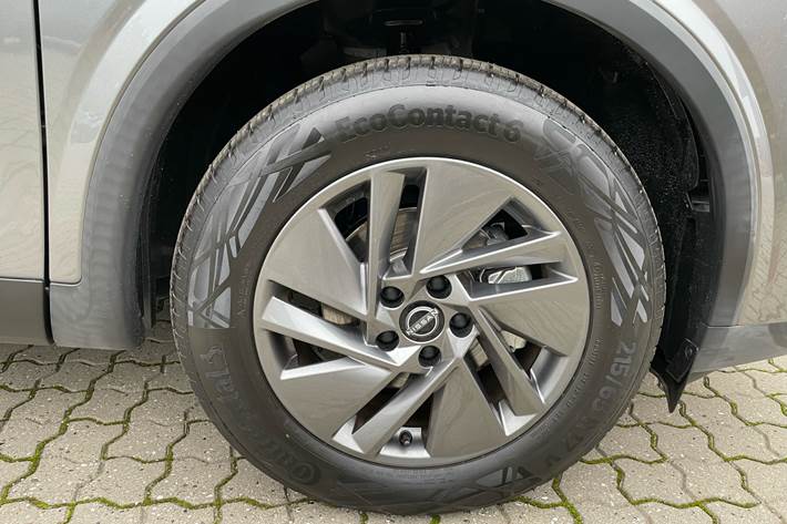 Grå Nissan Qashqai fra 2024