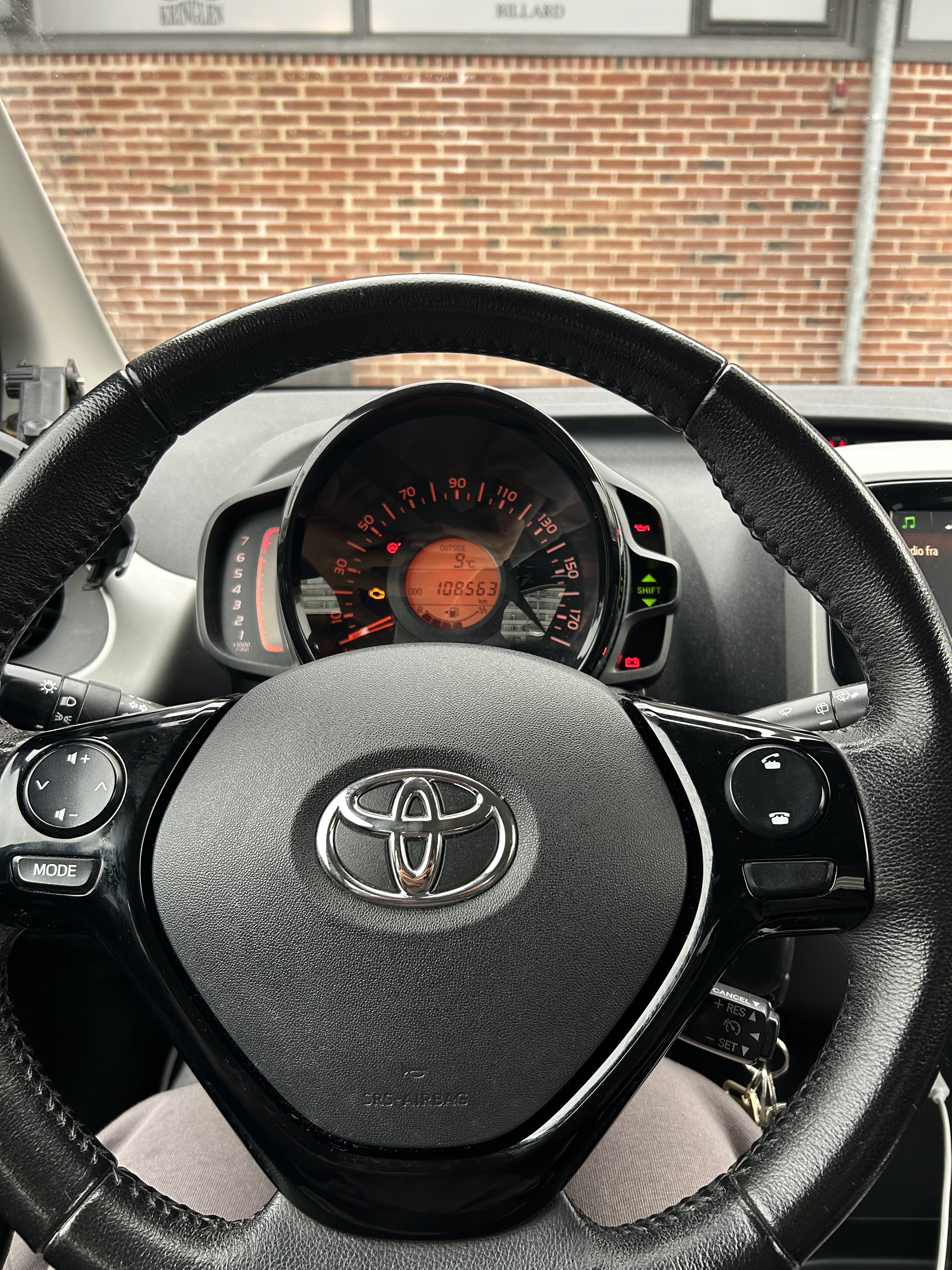 Grå Toyota Aygo fra 2017