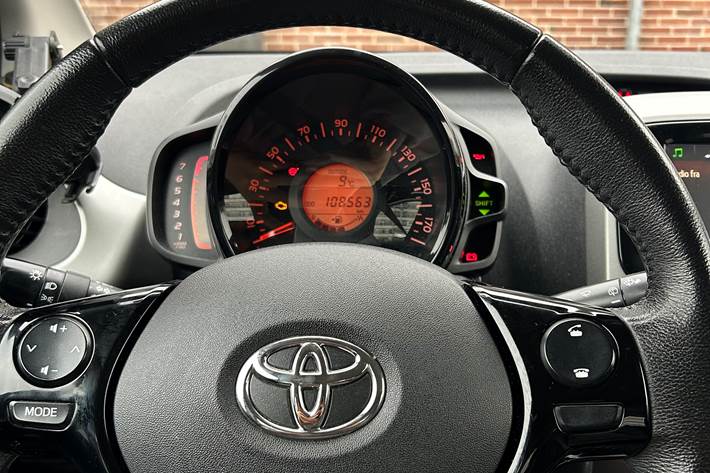 Grå Toyota Aygo fra 2017