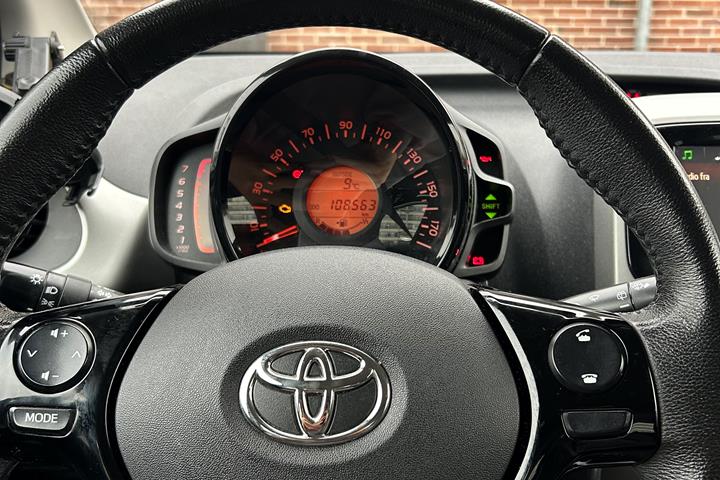 Grå Toyota Aygo fra 2017