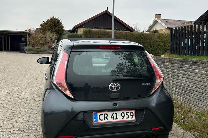 Grå Toyota Aygo fra 2017