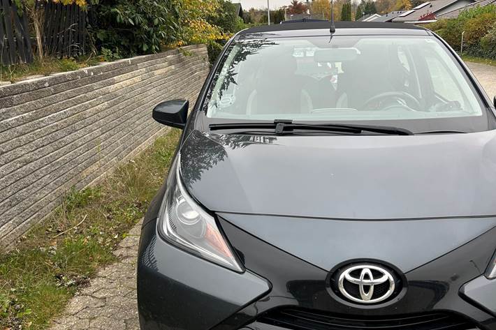 Grå Toyota Aygo fra 2017