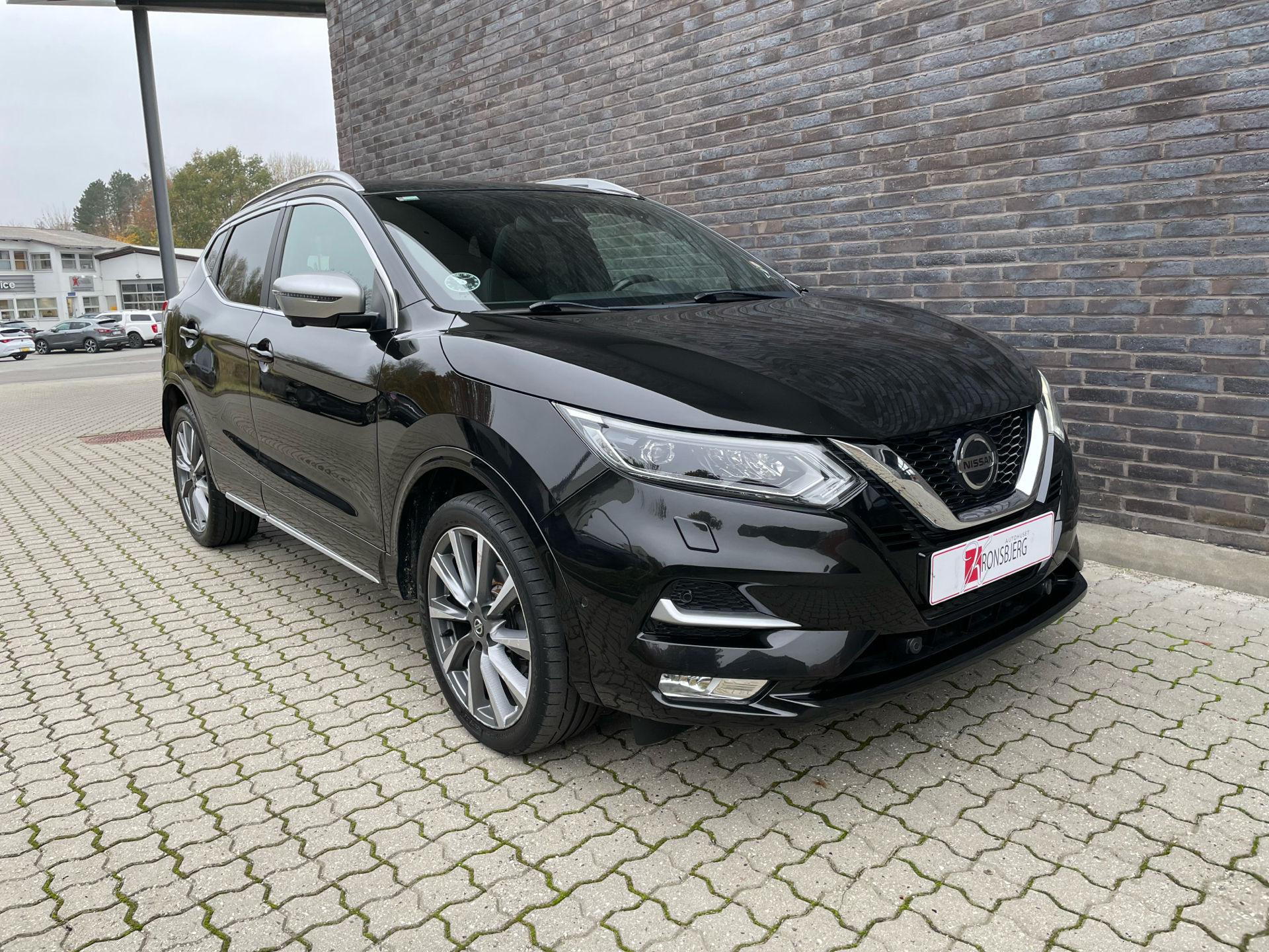 Sort Nissan Qashqai fra 2019 set udefra