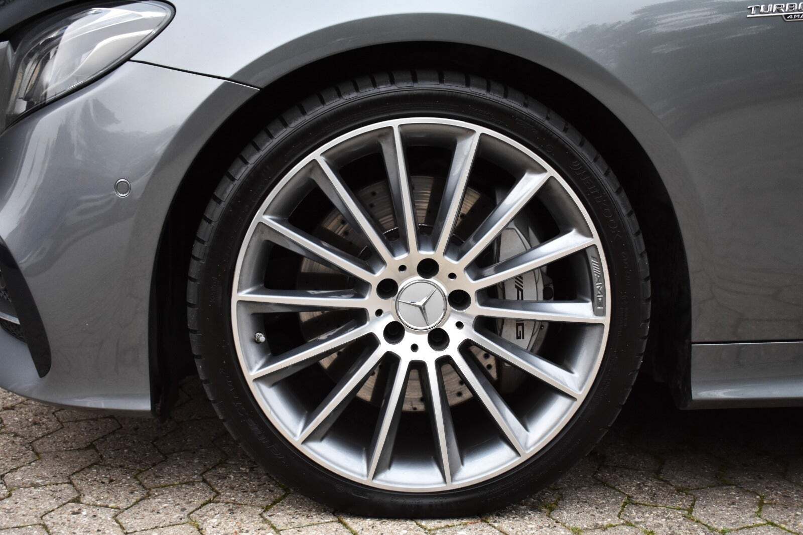 Grå Mercedes E53 fra 2019 set udefra