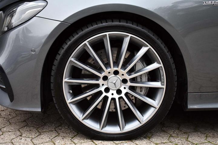 Grå Mercedes E53 fra 2019 set udefra