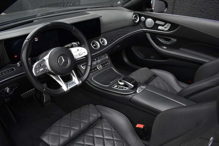 Grå Mercedes E53 fra 2019 set indefra