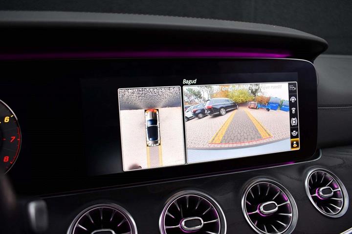Grå Mercedes E53 fra 2019 set indefra