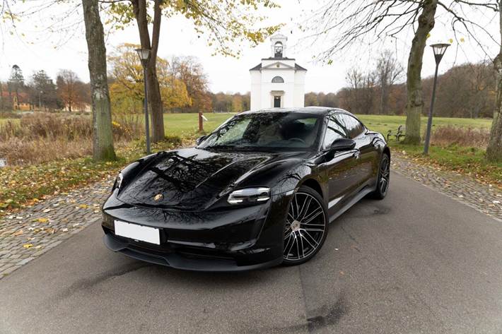 Sort Porsche Taycan fra 2022 set udefra