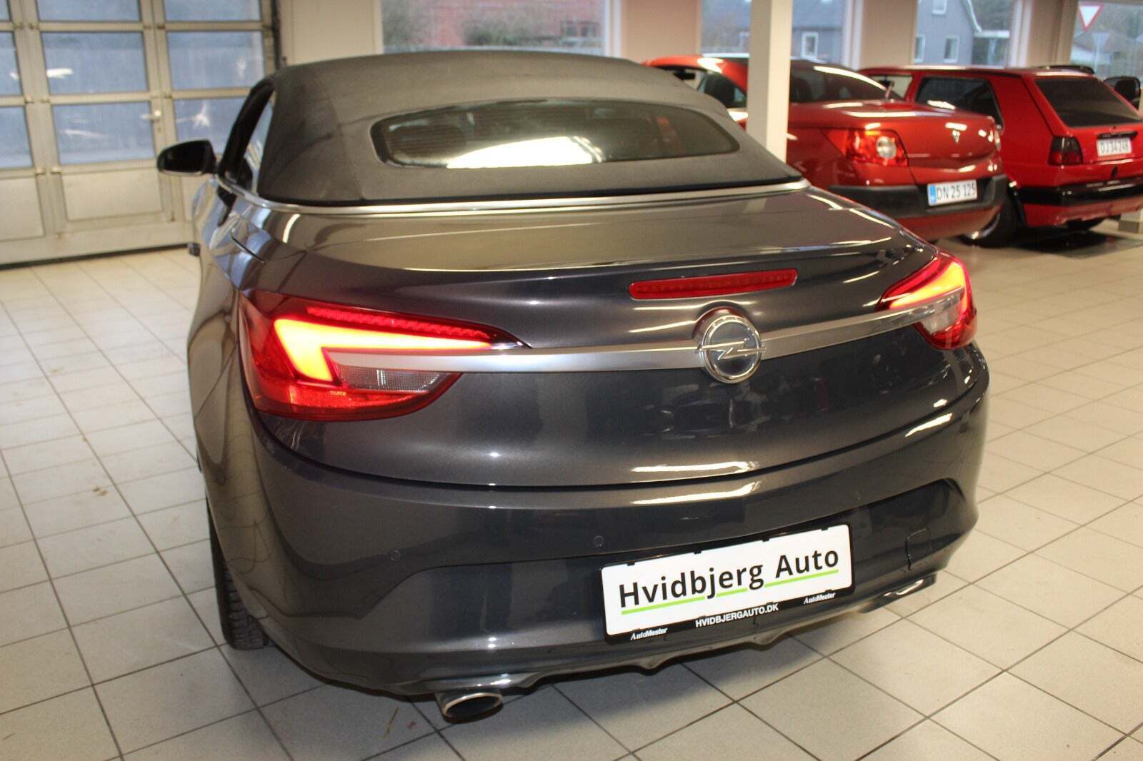 Grå Opel Cascada fra 2013 set udefra