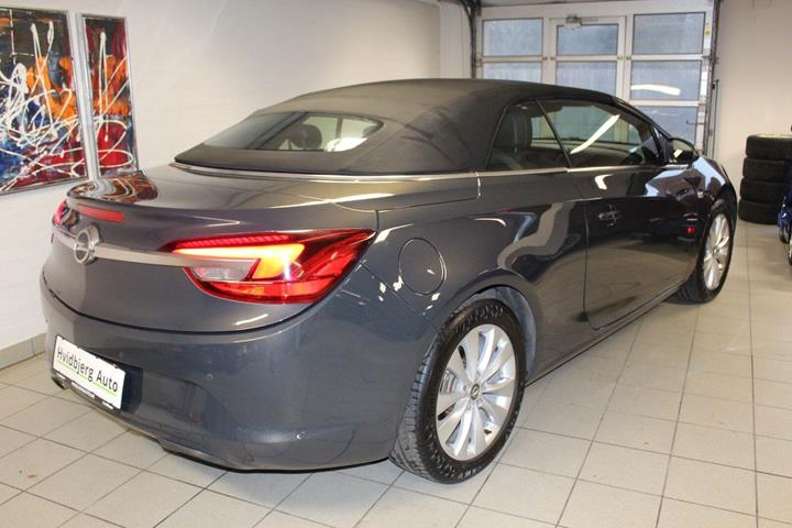 Grå Opel Cascada fra 2013 set udefra