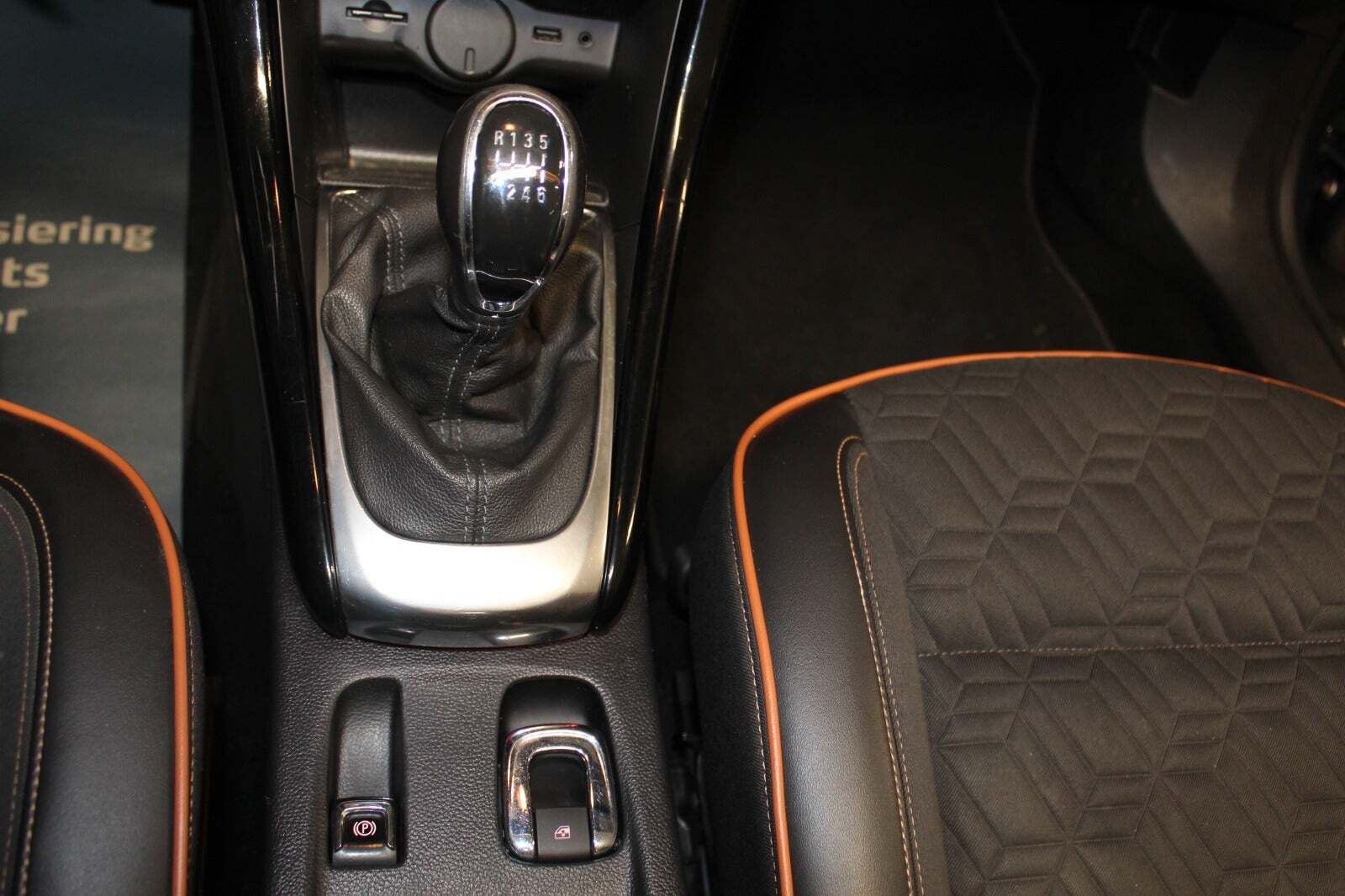 Grå Opel Cascada fra 2013 set indefra