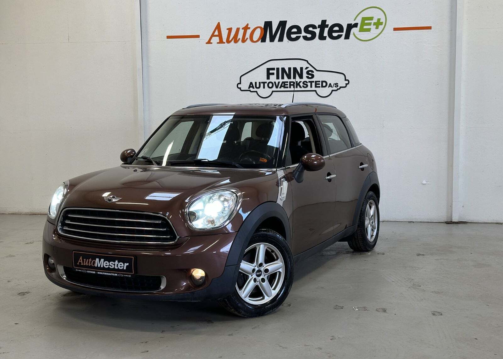 Grøn Mini Countryman Cooper fra 2013 set udefra