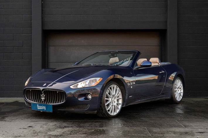 Blå Maserati GranCabrio fra 2011 set udefra