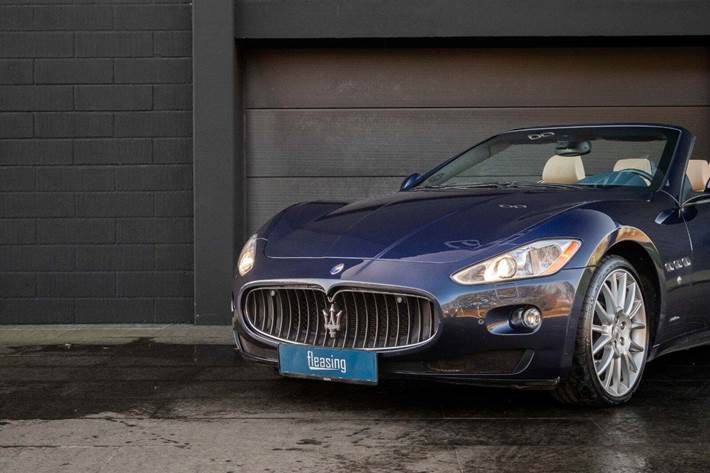 Blå Maserati GranCabrio fra 2011 set udefra