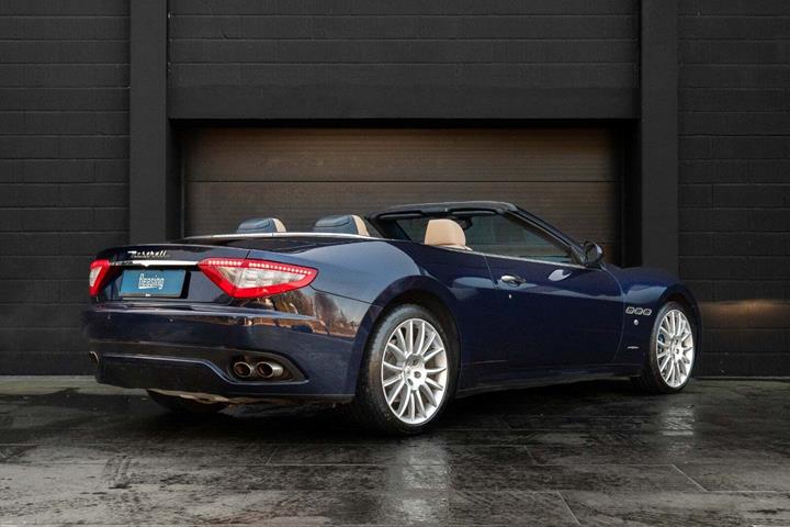 Blå Maserati GranCabrio fra 2011