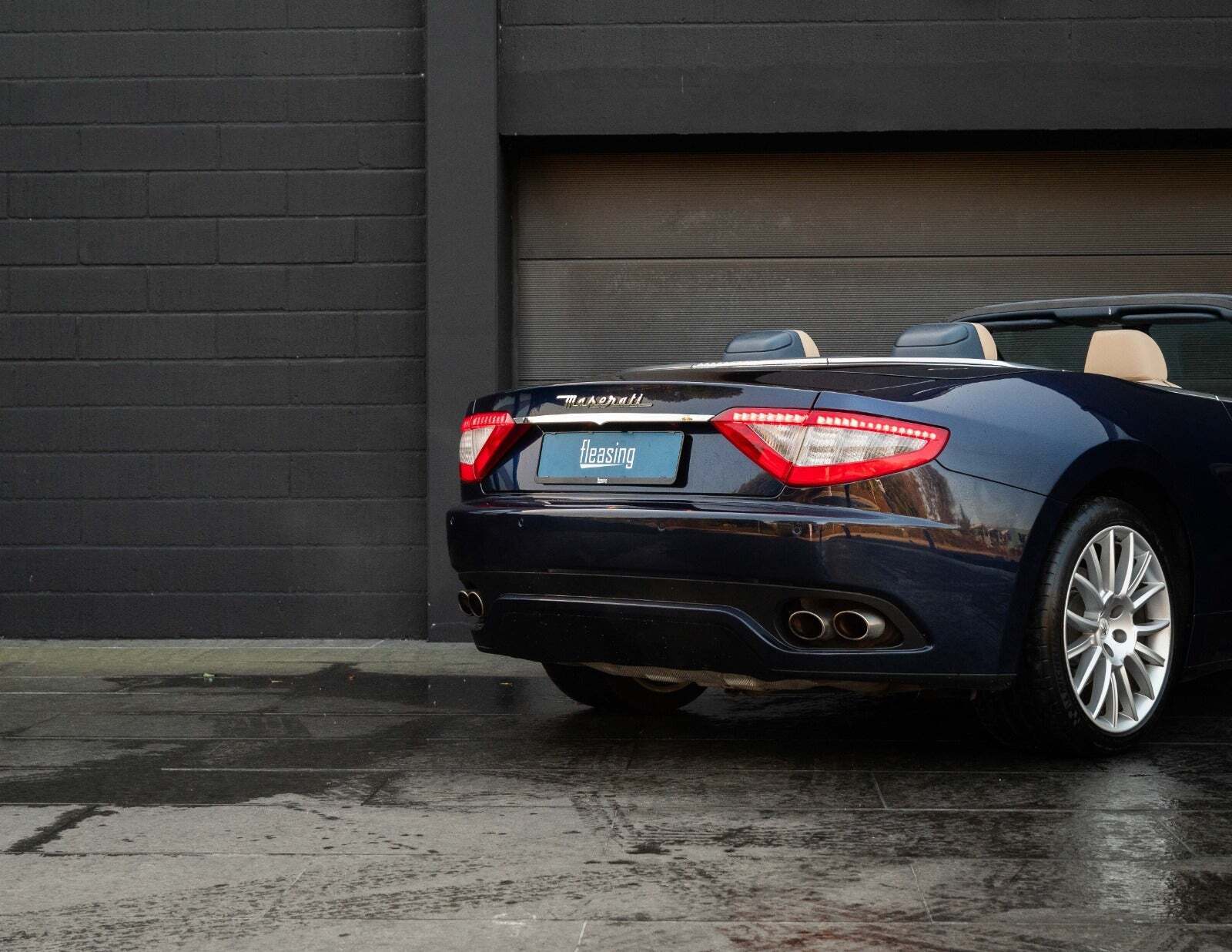 Blå Maserati GranCabrio fra 2011 set udefra