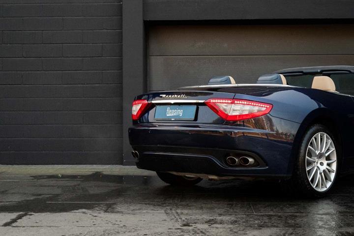 Blå Maserati GranCabrio fra 2011 set udefra