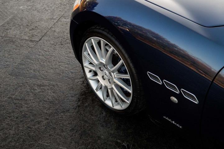 Blå Maserati GranCabrio fra 2011 set udefra