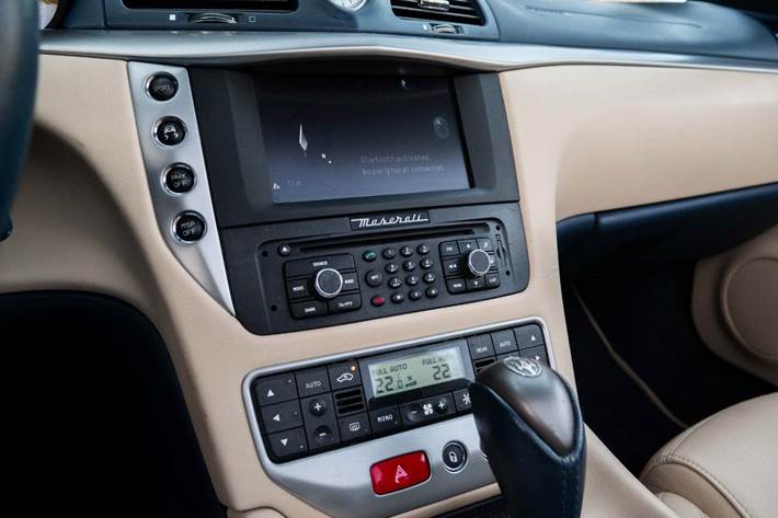 Blå Maserati GranCabrio fra 2011