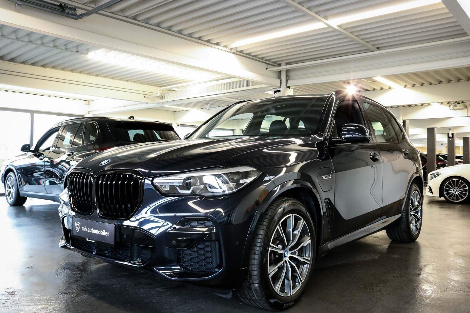 Sort BMW X5 fra 2022 set udefra