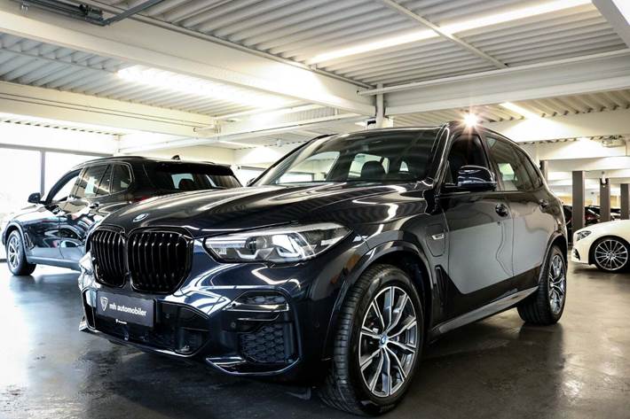 Sort BMW X5 fra 2022 set udefra