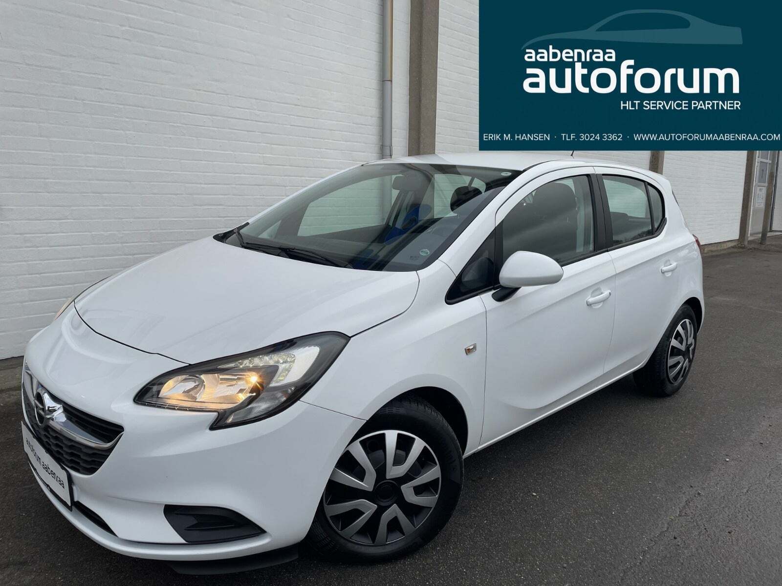 Hvid Opel Corsa fra 2016 set udefra