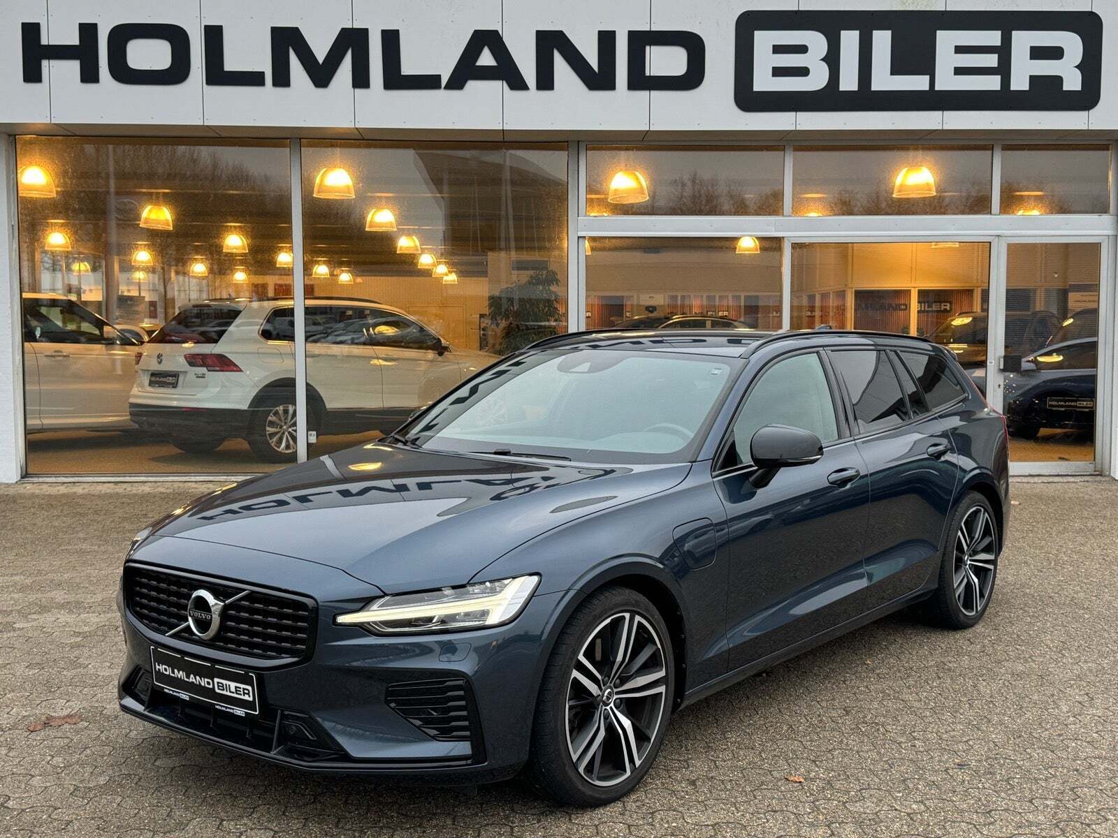 Blå Volvo V60 fra 2021 set udefra