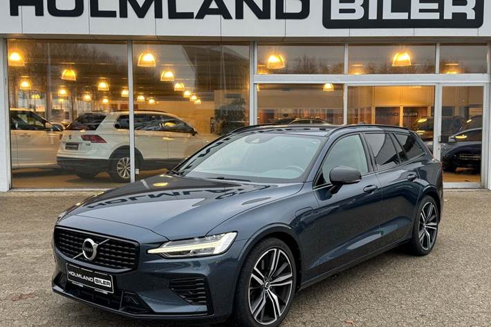 Blå Volvo V60 fra 2021 set udefra
