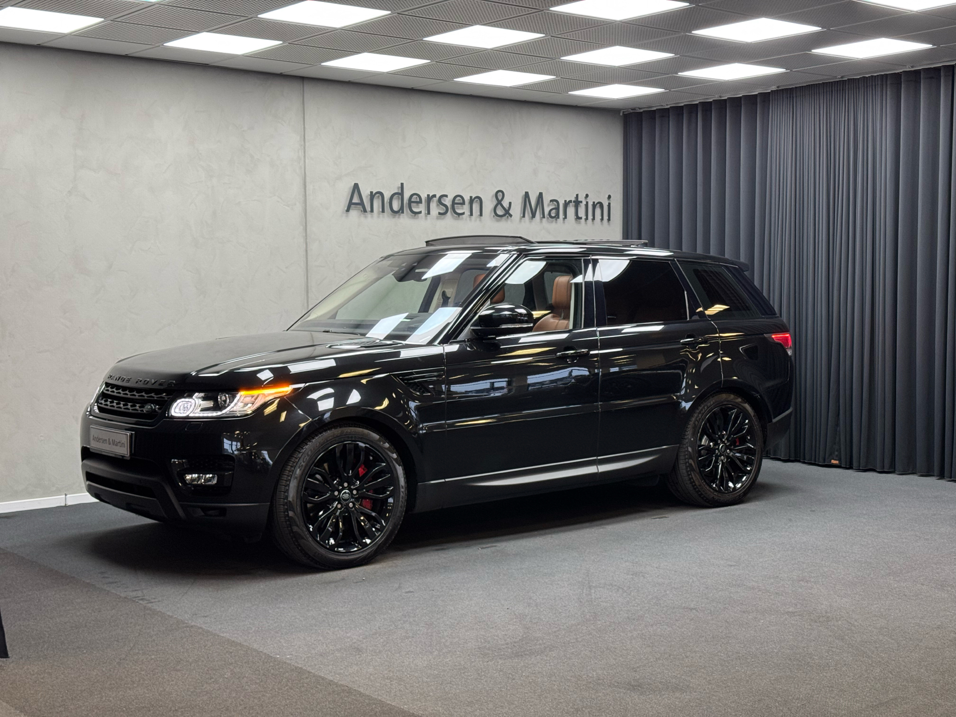 Sort Land Rover Range Rover sport fra 2017 set udefra