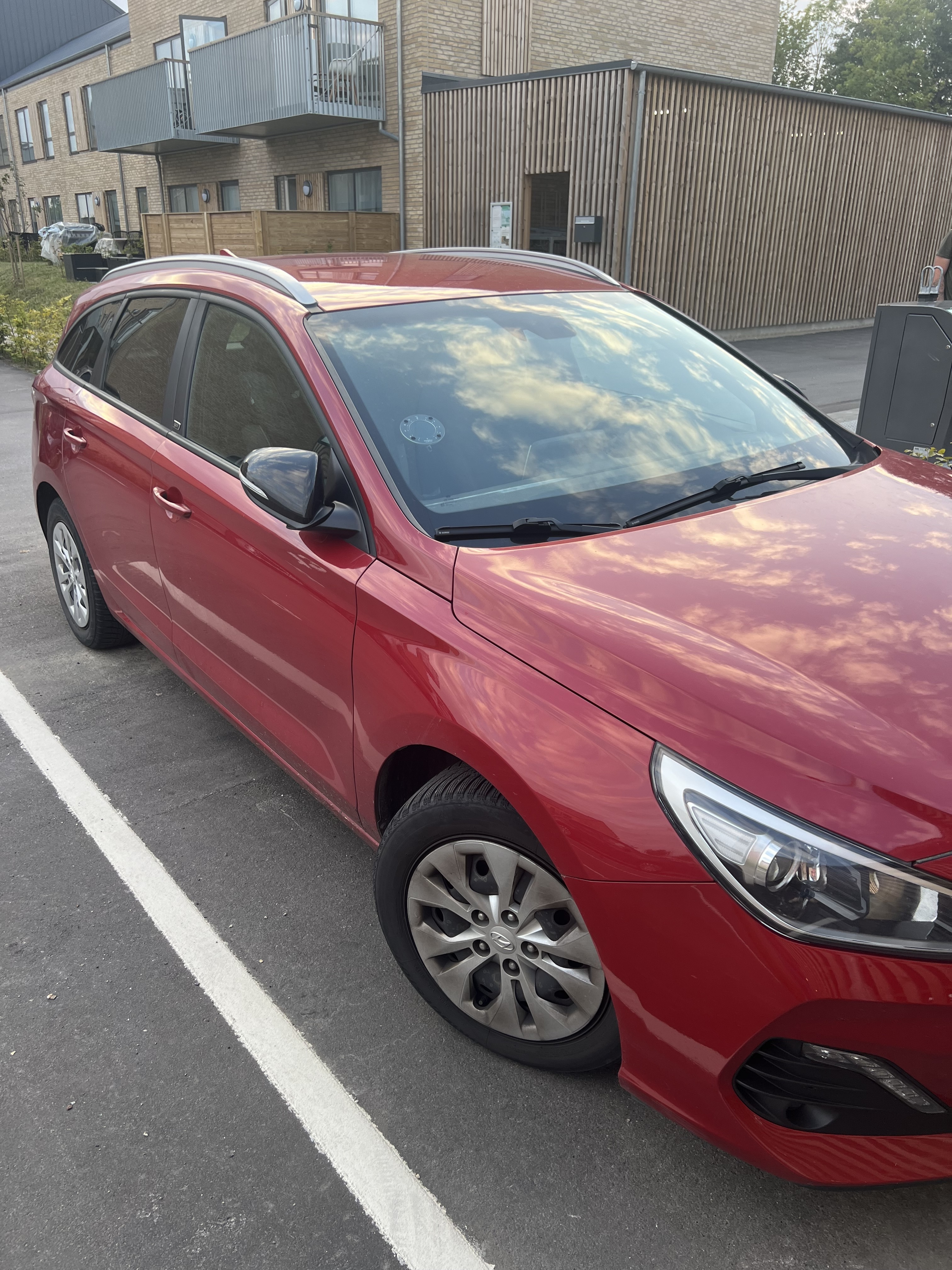 Rød Hyundai i30 fra 2018